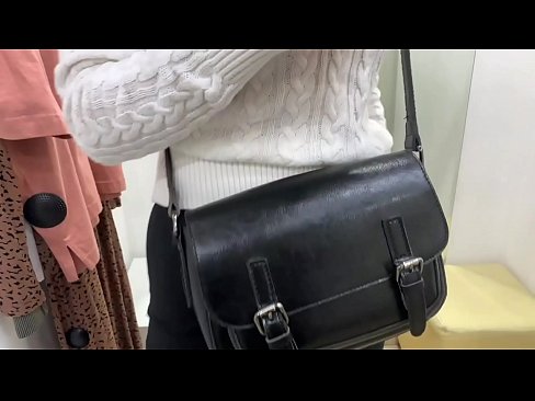 ❤️ Masturbazzjoni pubblika tal-kelba żagħżugħa FeralBerry b'dildo fil-kamra tal-armar ❤️❌ Porn sabiħ f'mt.pornohdmega.ru ️❤